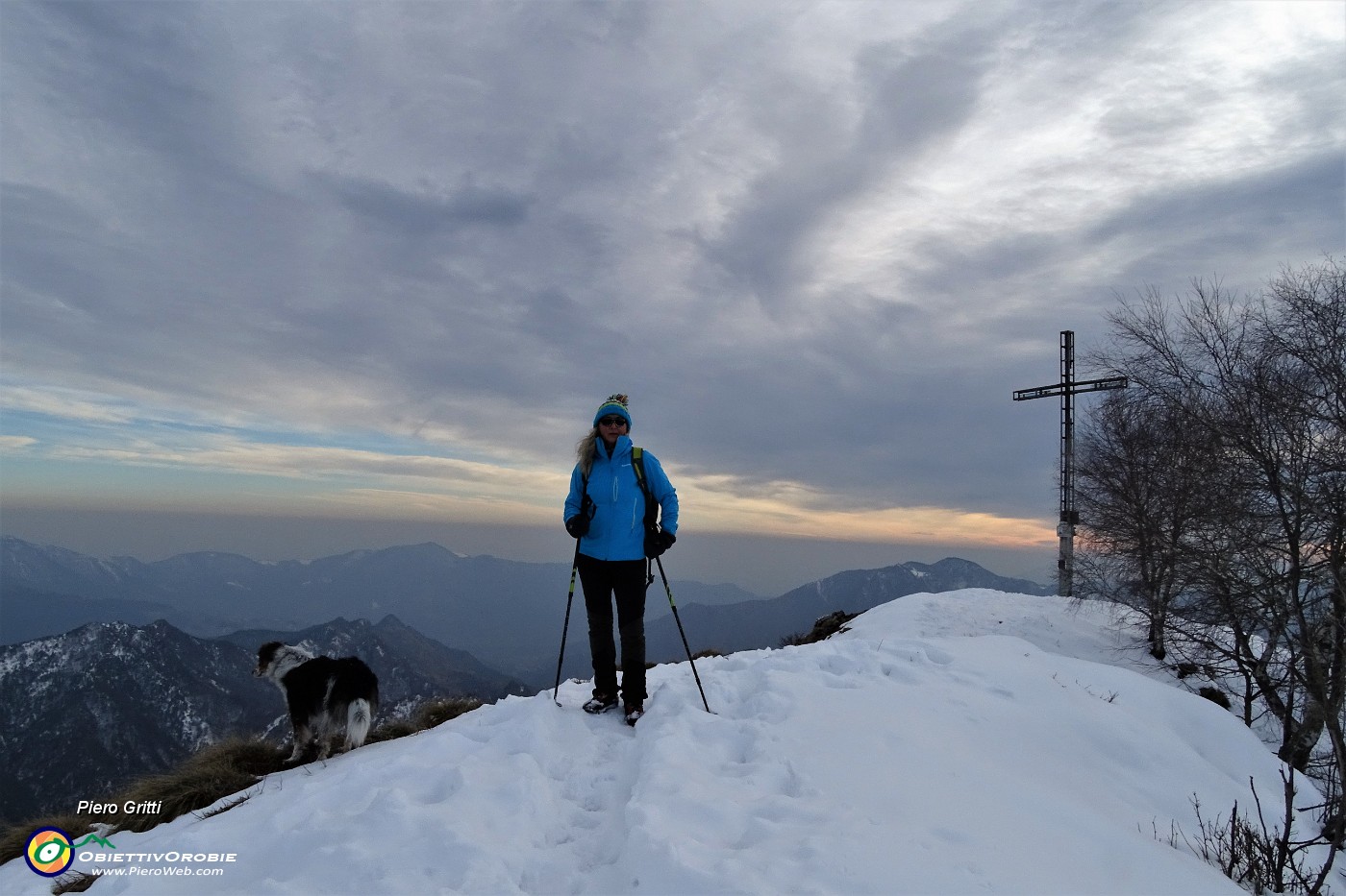 63 Alla croce di vetta del Monte Gioco (1366 m).JPG